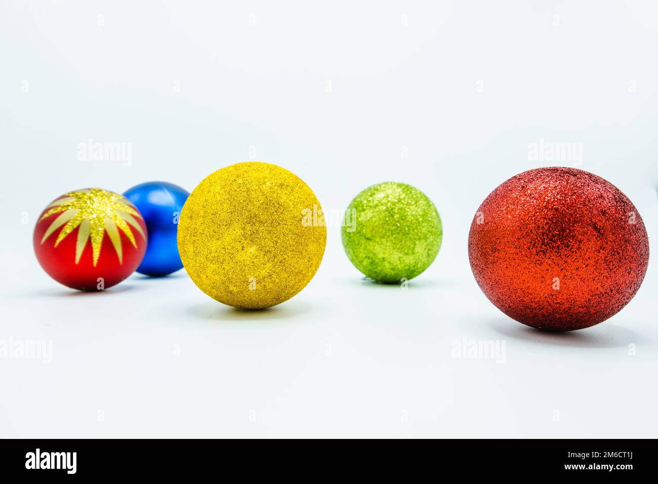 Rote, grüne, goldene und blaue weihnachtsbälle. Stockfoto