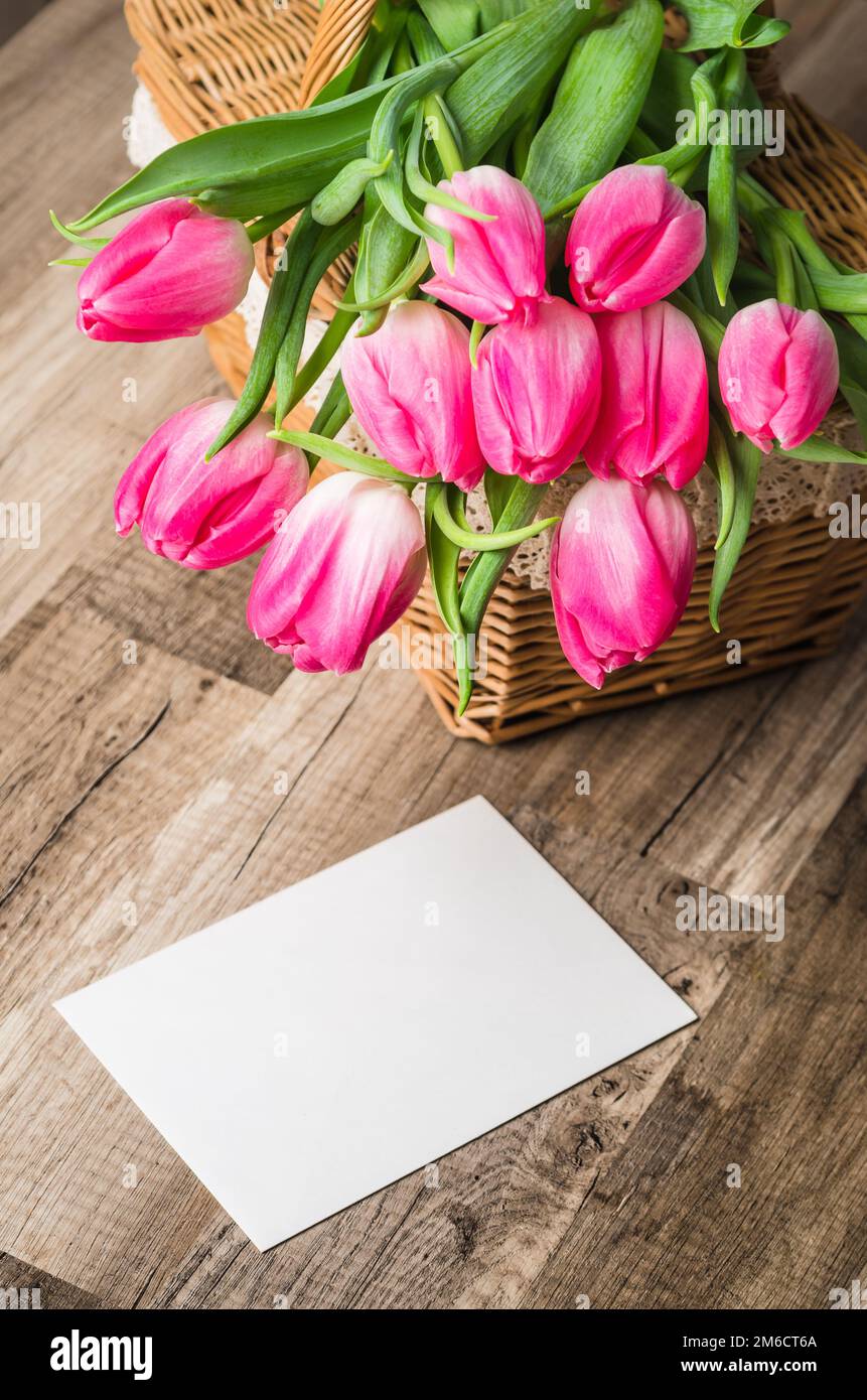 Schönen Blumenstrauß rosa Tulpen und herzlichen Glückwunsch zu der Tabelle Stockfoto