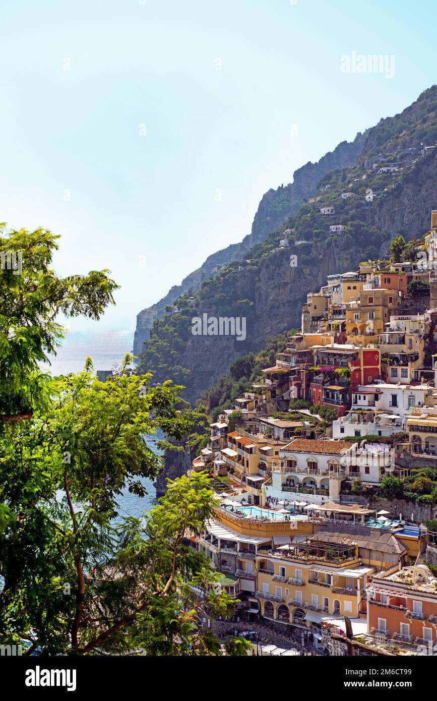 Italien. Blick auf die Stadt und das Meer am sonnigen Sommertag Stockfoto