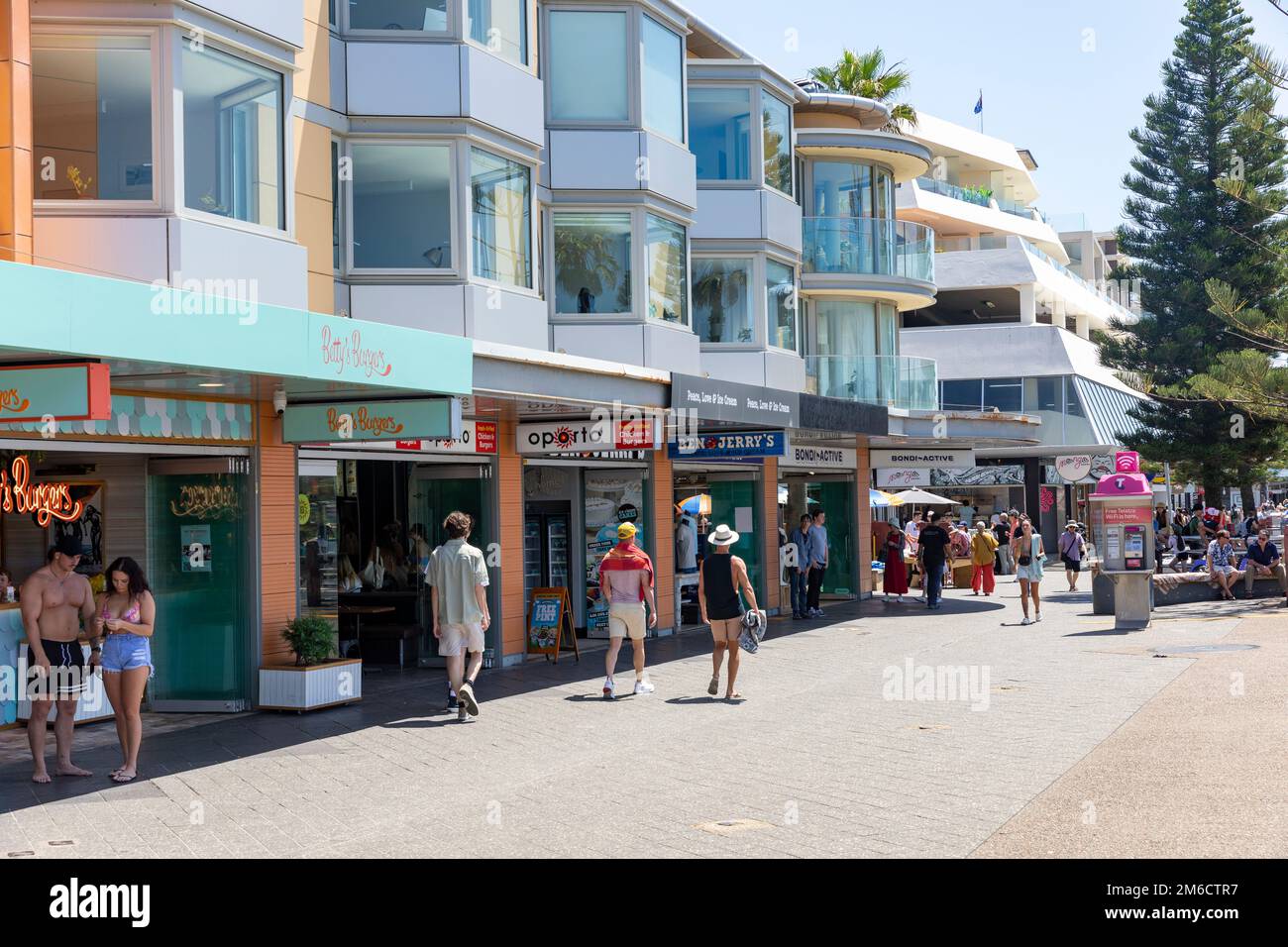 Campbell Parade Bondi Beach Shops und Food Outlets unter Apartments an der Hauptstraße in Bondi, Sydney, NSW, Australien Stockfoto