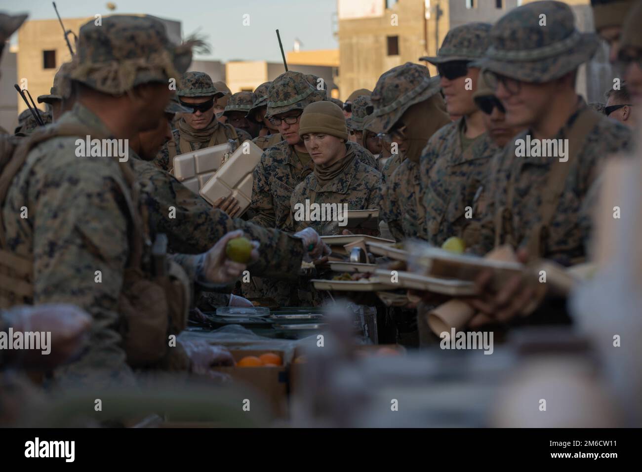 USA Marines mit 1. Bataillon, 6. Marines-Regiment, 2D. Marine-Division, erhalten Essen während der Gegenkampfübung (AFX) im Marine Corps Air Ground Combat Center, Twentynine Palms, Kalifornien, 22. April 2022. Der Zweck von AFX besteht darin, eine glaubwürdige, realistische Bedrohung für die Übungskräfte zu schaffen, die an der integrierten Übung teilnehmen, um sich während der bevorstehenden MAGTF-Kampfübung in einem unkontrollierten Kampfspiel gegen Gewalt zu wehren. Stockfoto