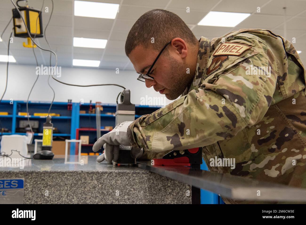 LUFTWAFFENSTÜTZPUNKT RAMSTEIN, DEUTSCHLAND – USA Air Force Airman 1. Class Christian Rodriguez, 86. Maintenance Squadron Labortechniker für Präzisionsmessgeräte, kalibriert eine Oberflächenplatte am Luftwaffenstützpunkt Ramstein, Deutschland, 22. April 2022. Die Oberflächenplatte ermöglicht eine genaue Messung der Objektmaße. Stockfoto