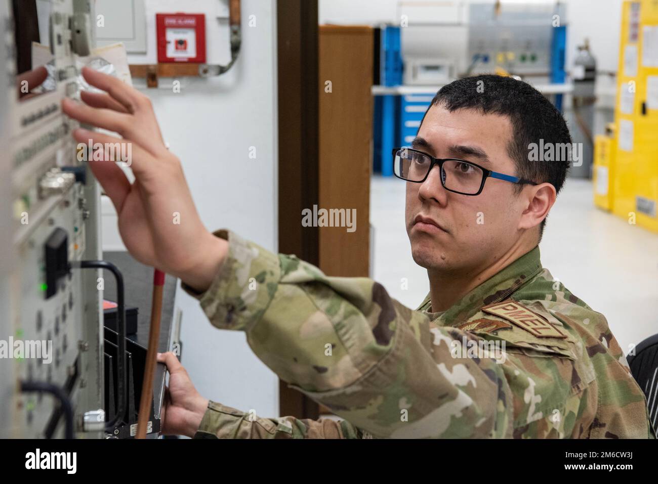 LUFTWAFFENSTÜTZPUNKT RAMSTEIN, DEUTSCHLAND – USA Air Force Senior Airman Joshua Pouncey, 86. Wartungsgeschwader Präzisionsmessgeräte Laborelektronik Techniker, stellt die Wattleistung am Luftwaffenstützpunkt Ramstein, Deutschland, am 22. April 2022 ein. Der elektrische Eingang dient zur Kalibrierung von Hochfrequenzgeräten. Stockfoto
