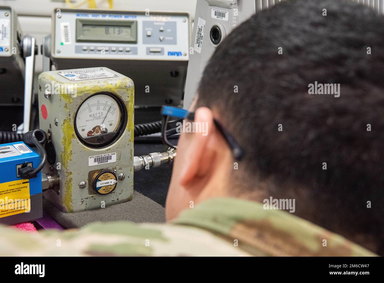 LUFTWAFFENSTÜTZPUNKT RAMSTEIN, DEUTSCHLAND – USA Air Force Senior Airman Joshua Pouncey, 86. Maintenance Squadron Präzisionsmessgeräte Laborelektronik Techniker, untersucht Wattleistung am Luftwaffenstützpunkt Ramstein, Deutschland, 22. April 2022. Der Wattwert wird zur Kalibrierung von Hochfrequenzgeräten verwendet. Stockfoto