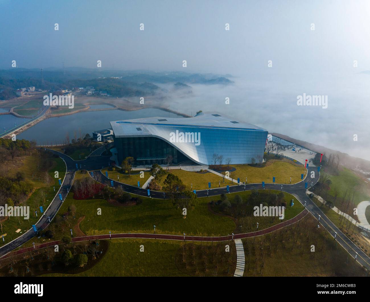 Jiujiang. 4. Januar 2023. Dieses Luftfoto wurde am 31. Dezember 2022 aufgenommen und zeigt ein Zentrum zum Schutz der biologischen Vielfalt im Yangtze-Fluss und am Poyang-See im Kreis Hukou in der Stadt Jiujiang in Ostchina in der Provinz Jiangxi. PASSEND zu '12.000 endemischen Wasserarten, die in Ostchina's neuem Schutzzentrum konserviert werden' Kredit: Xinhua/Alamy Live News Stockfoto