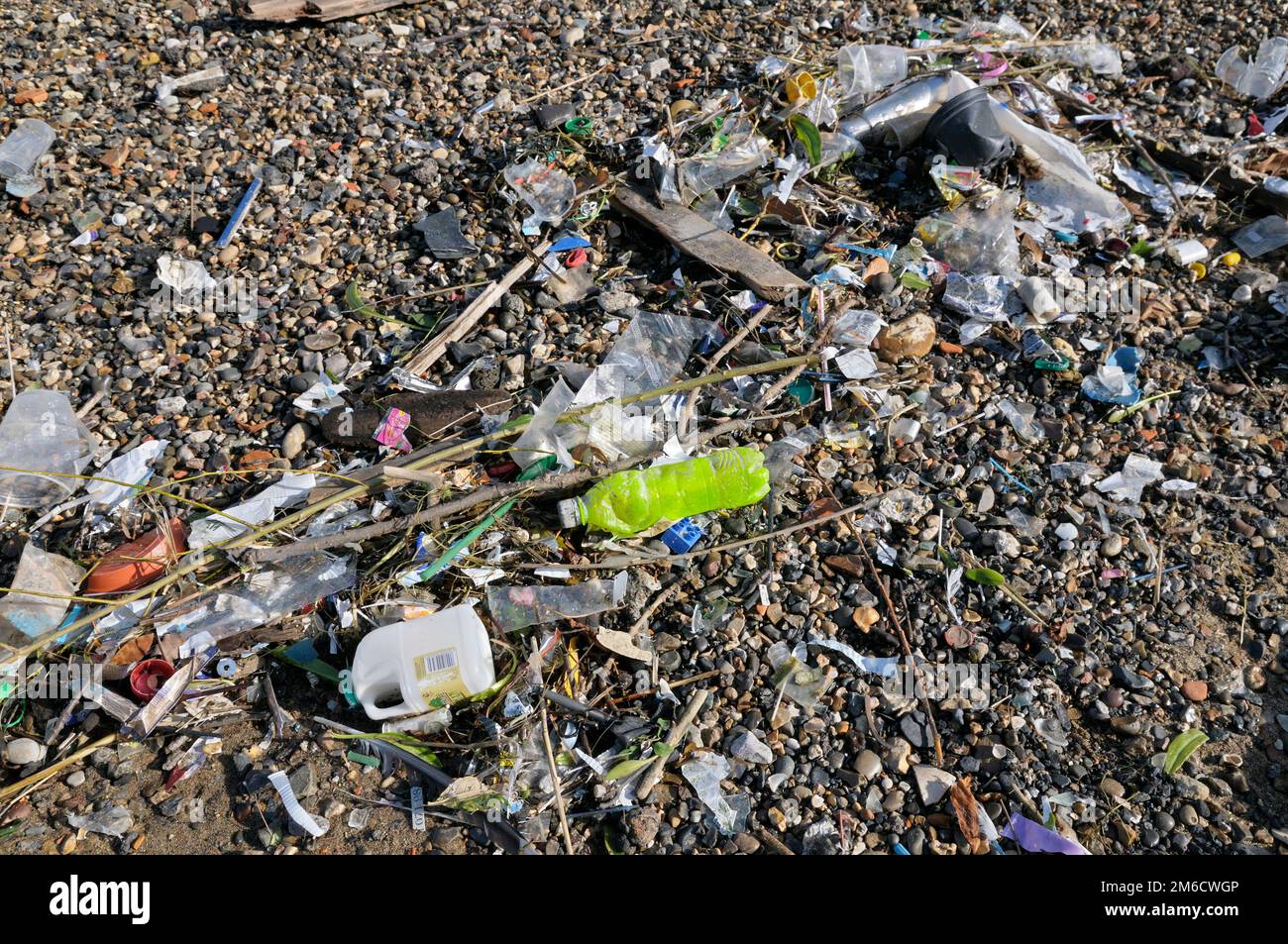 Die Umweltverschmutzung durch Plastikflotten und Düsen wurde an den Ufern der Themse, London, England, Großbritannien, angespült Stockfoto
