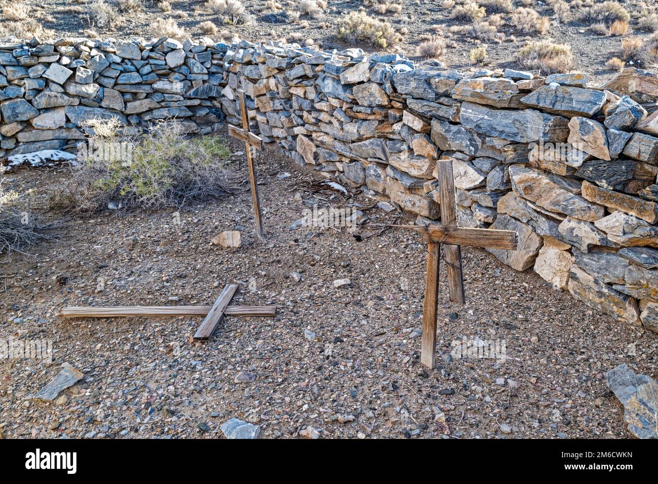Auf einem Friedhof im Westen Nevadas, USA, befinden sich unmarkierte Gräber mit zerbrochenen Holzkreuzen Stockfoto