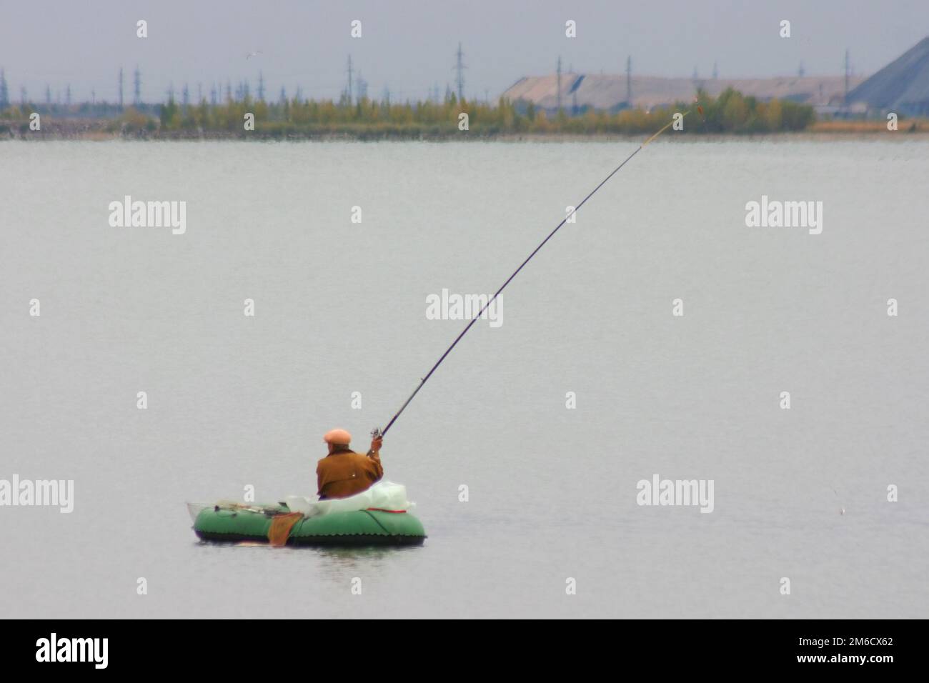 Angeln im tiefblauen See Stockfoto