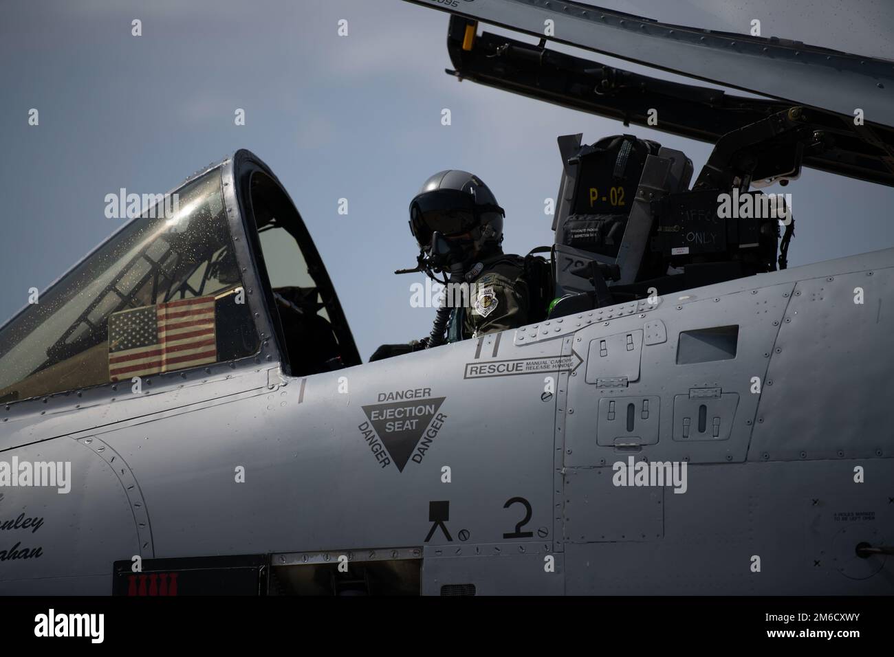 USA Air Force Oberst Michael D. Stohler, Befehlshaber des 122. Kampfflügels, Indiana Air National Guard, sitzt im Cockpit eines A-10C Thunderbolt II-Flugzeugs vom 23. April 2022 im 122. Kampfflügel, Fort Wayne, Indiana. Stohler flog seinen letzten Militärflug während einer regulären Übung. Stockfoto