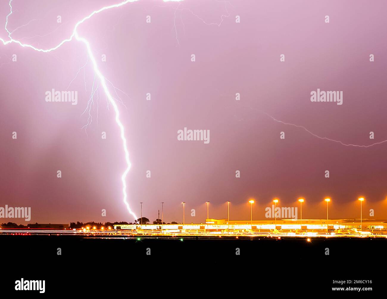 Blitze schlagen um den Flughafen Stockfoto