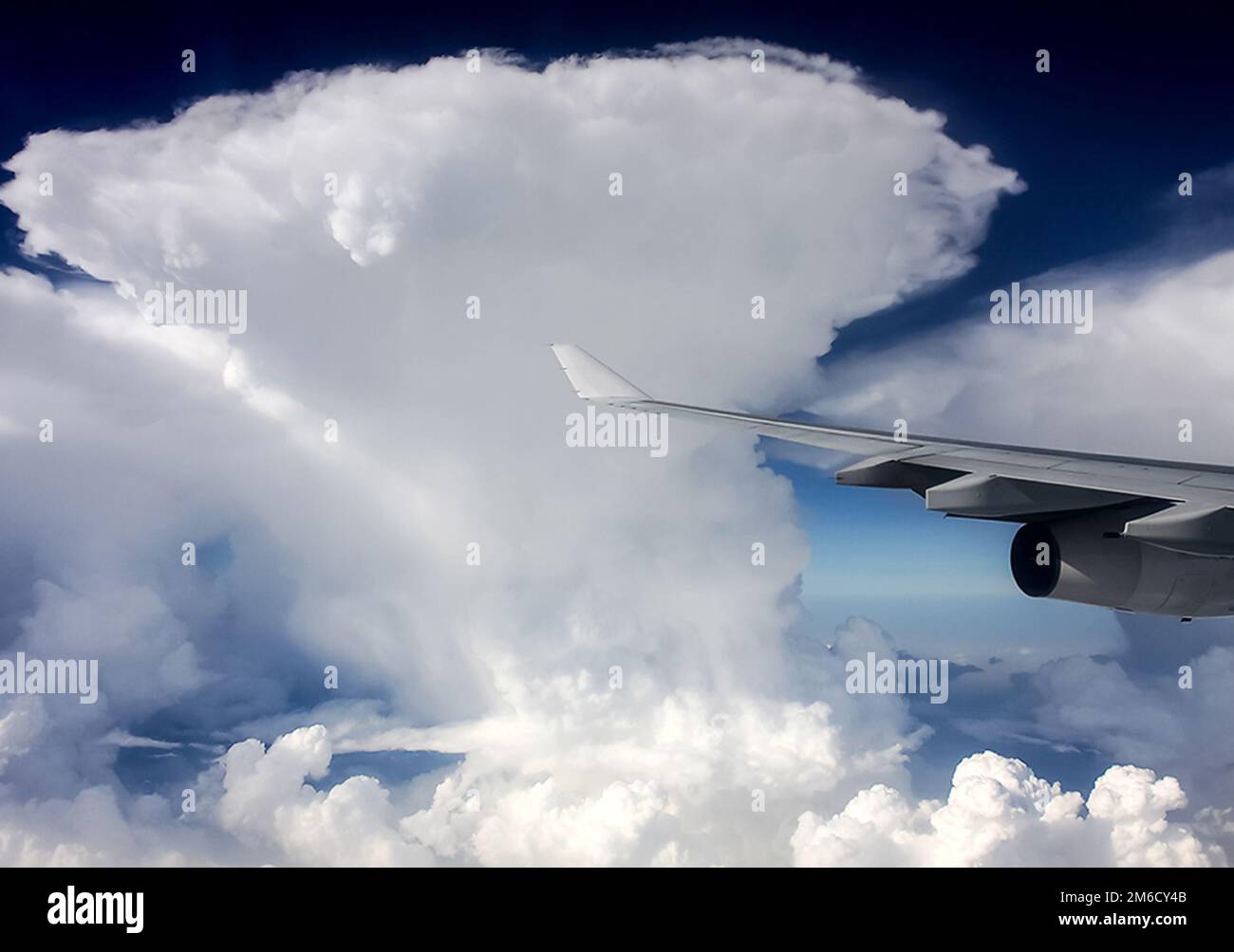 Der Blick aus dem Fenster eines Passagierflugzeugs während Stockfoto