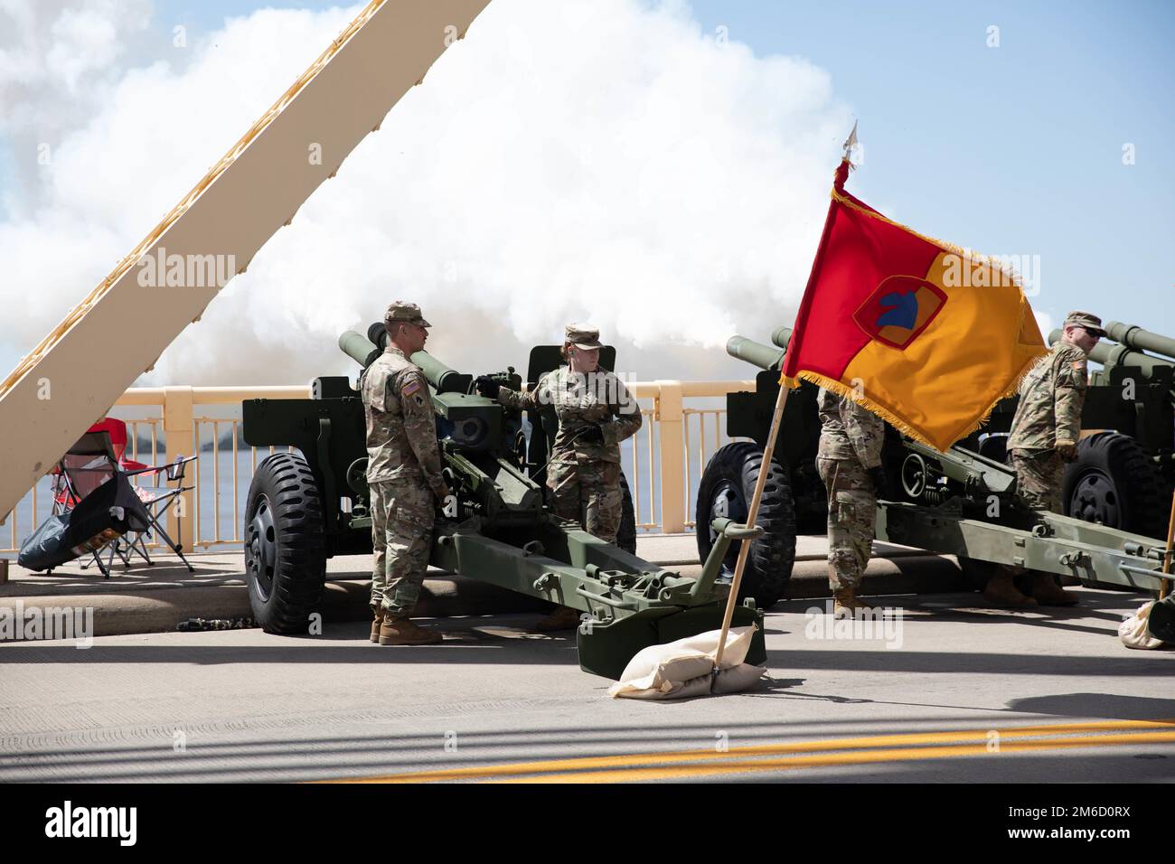 Die 2/138. Field Artillery Brigade der Kentucky National Guard feuert nach der National Anthem for Thunder Over Louisville in Louisville, Ky, die Eröffnungsschüsse ab. Am 23. April 2022. Die Lötkollegen der Brigade waren Teil der Feuerwerksfeier, die den Start der Kentucky Derby-Veranstaltungen ermöglichte Stockfoto