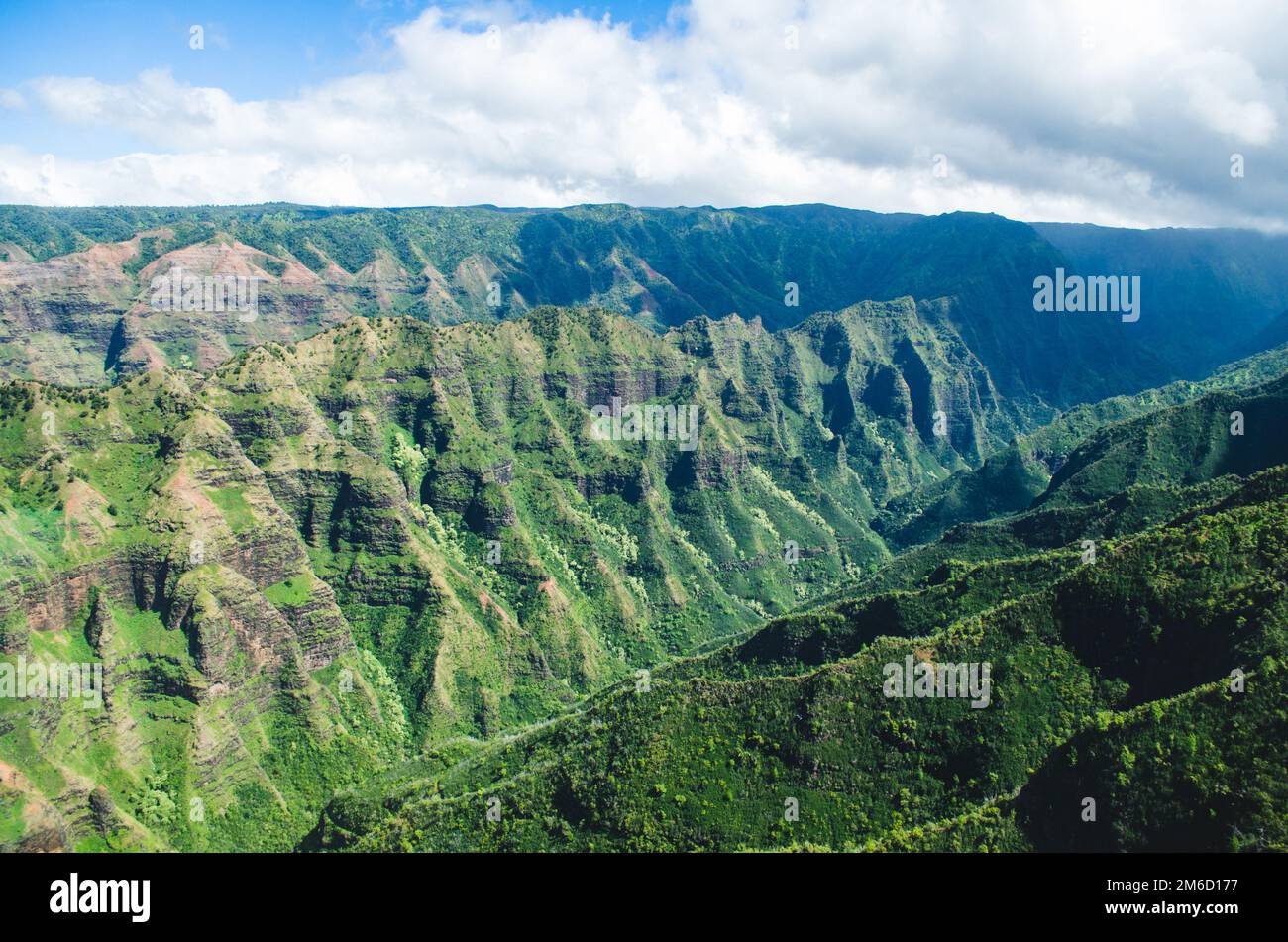 Die typische abrupte Gebirgskette auf Kauai, USA, aus der Vogelperspektive Stockfoto