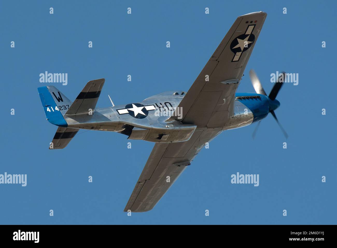 Ein P-51D Mustang führt am 23. April 2022 im Rahmen der Flugshow „Thunder over Louisville“ eine Luftdemonstration über den Ohio River im Zentrum von Louisville, Ky, durch. Die diesjährige Veranstaltung feierte den 75. Jahrestag der US-Luftwaffe. Stockfoto