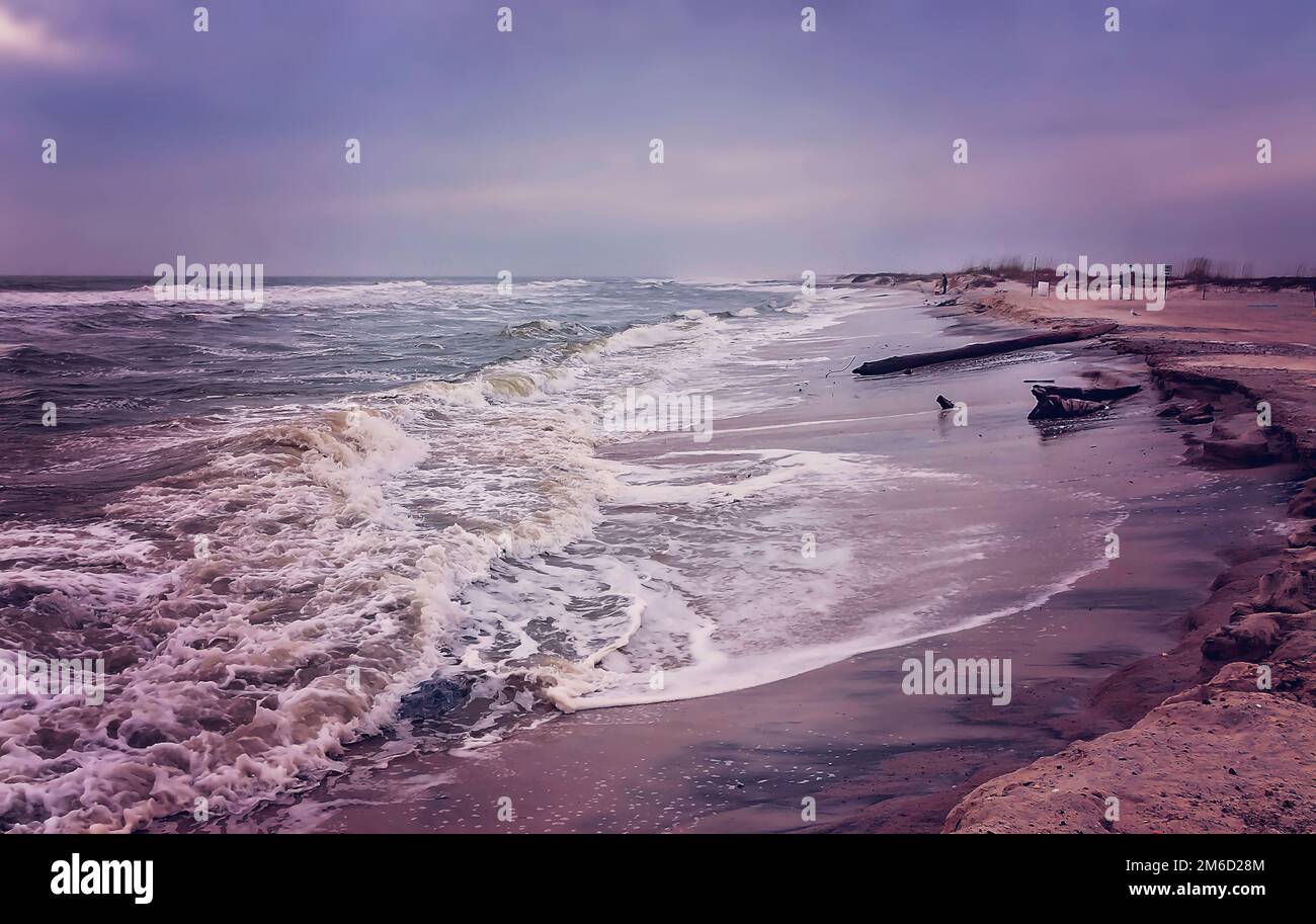 An einem stürmischen Wintertag am 3. Januar 2023 in Dauphin Island, Alabama, erobern Wellen das östliche Ende der Dauphin Island. Stockfoto