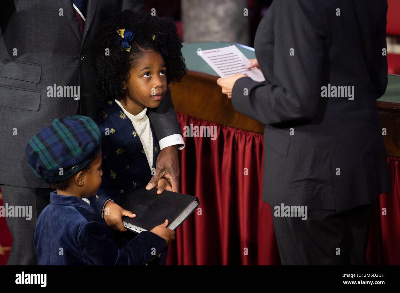 Caleb und Valencia Warnock, Kinder des US-amerikanischen Senators Raphael G. Warnock (Demokrat von Georgien), betrachten US-Vizepräsidentin Kamala Harris während einer feierlichen Vereidigung in den USA, als sie Warnock den Amtseid abgibt Capitol's Old Senate Chamber, Dienstag, 3. Januar 2023. Kredit: Cliff Owen/CNP/MediaPunch Stockfoto