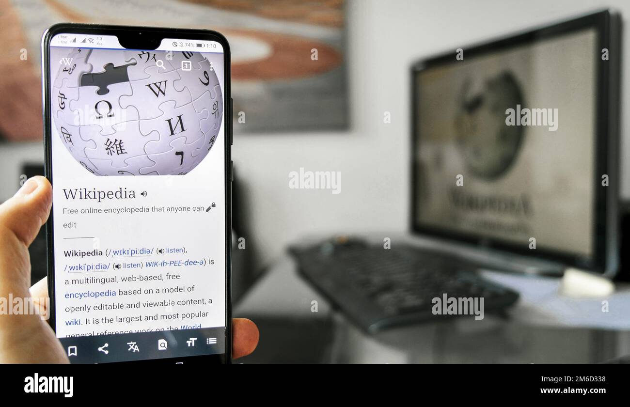 Wikipedia App smartphone Computer Schreibtisch Hintergrund Stockfoto