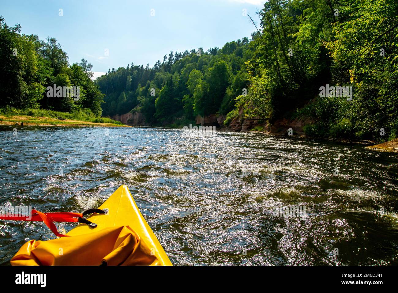 Fahrt mit dem gelben Boot am Fluss. Stockfoto