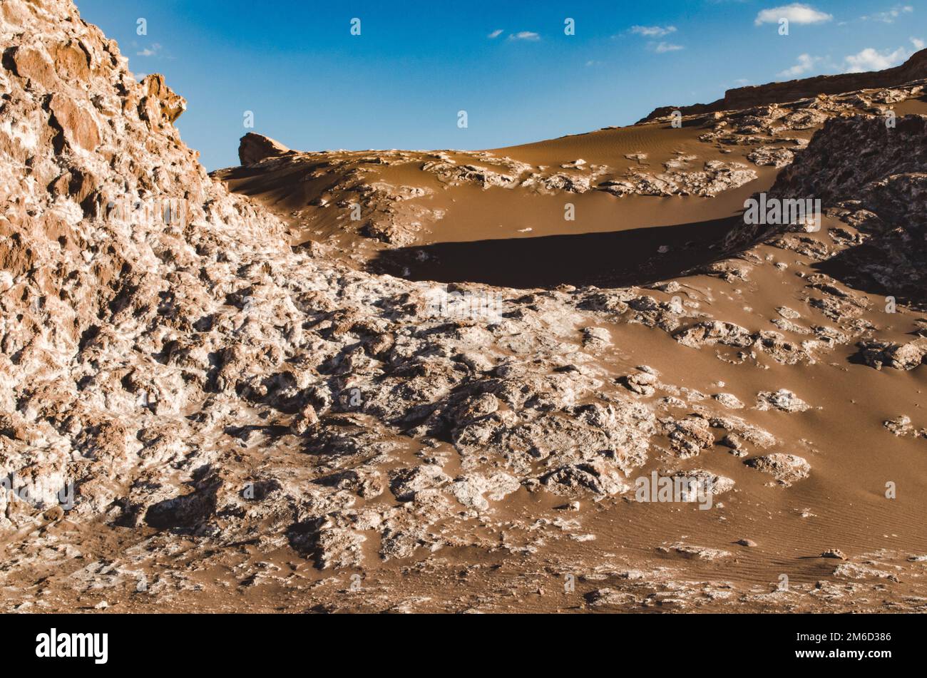 Felsige Dünen und dunkelbrauner Sand in der Wüste Atacama. Chile Stockfoto