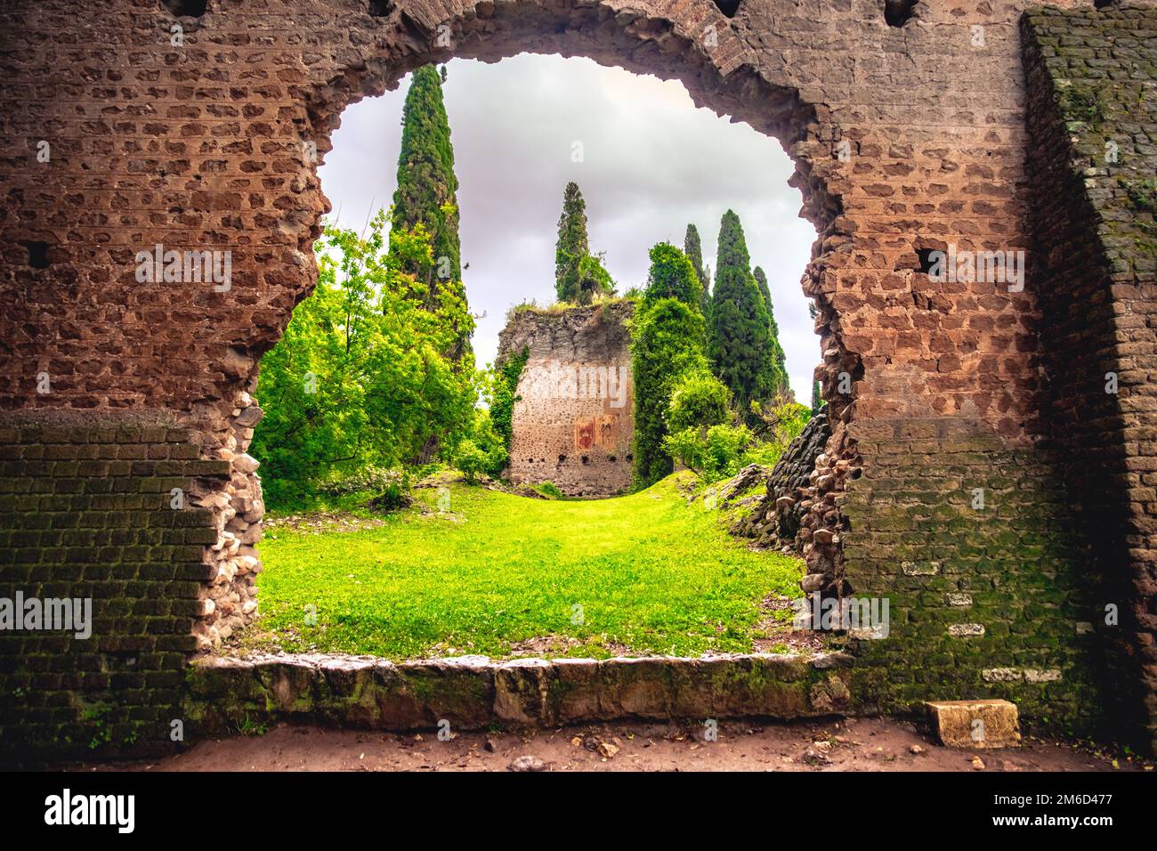 Kirchenruinen im Giardino della Ninfa oder Nymphegarten in Latina - Latium - Italien Stockfoto