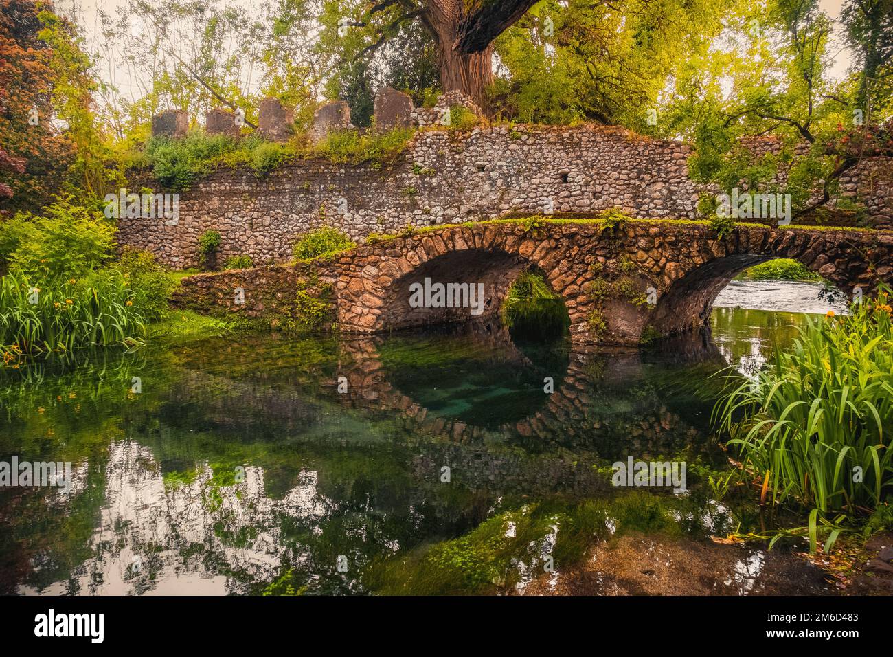 Traumhafte mittelalterliche Fantasie Waldmärchenlandschaft Flussbrücke Stockfoto