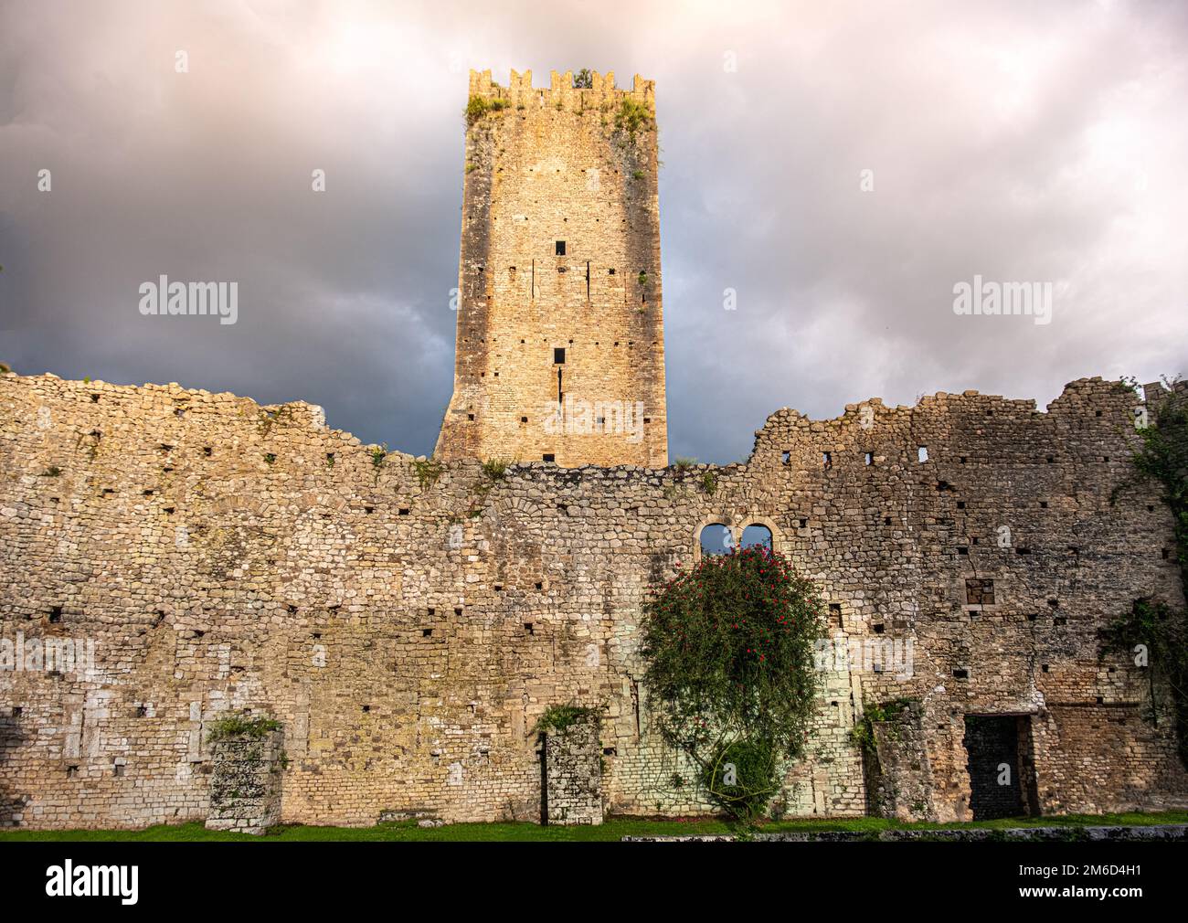 Schloss und Turm der ruinen von ninfa in Latium - Provinz Latina - Italien Stockfoto