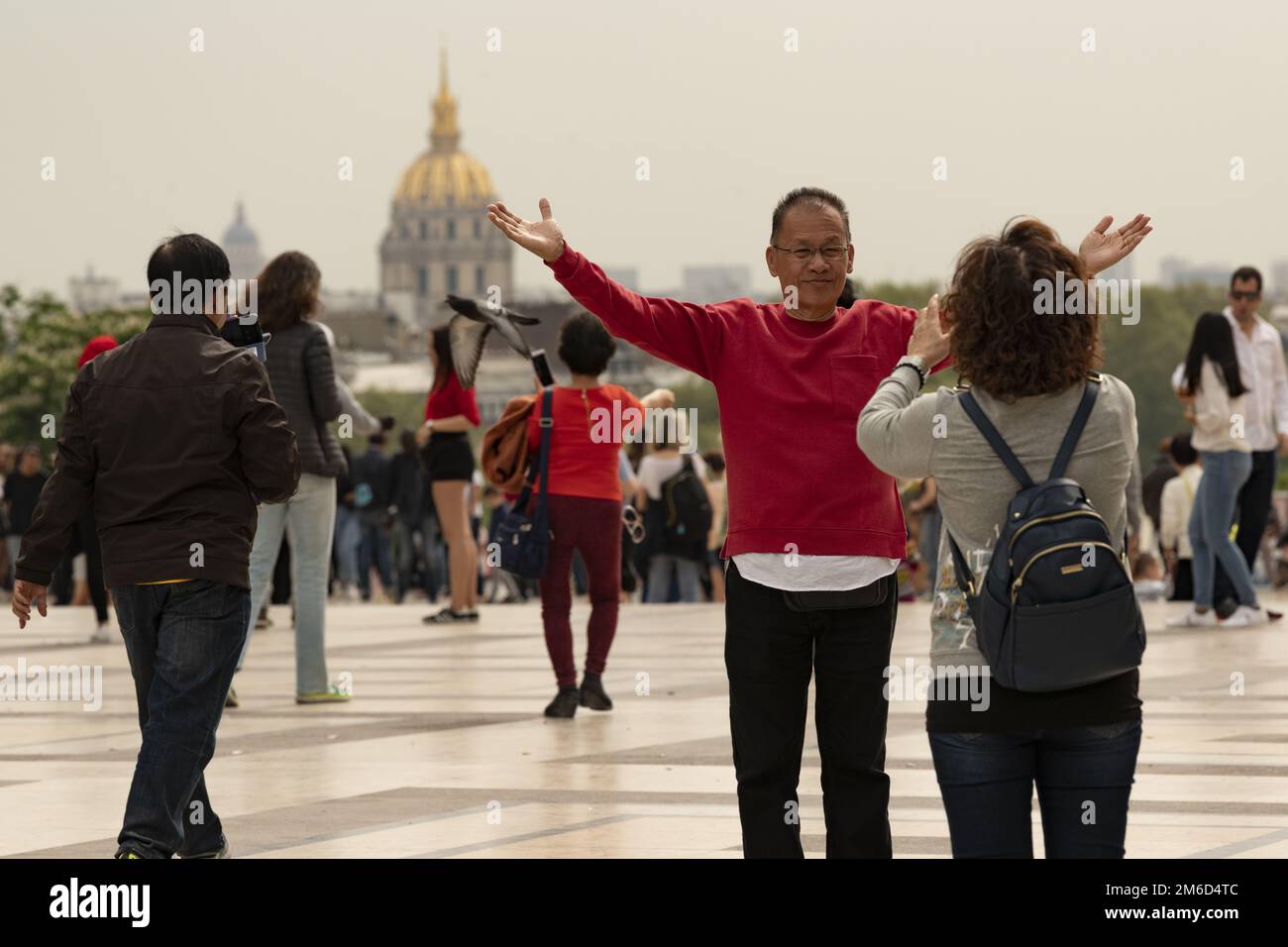 Frankreich, Paris, asiatische Touristen posieren für Fotos Stockfoto