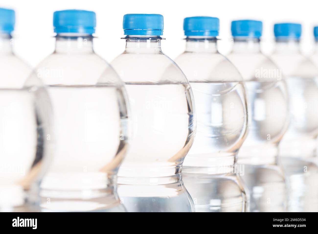 Mineralwasserflaschen, isoliert auf weiß Stockfoto