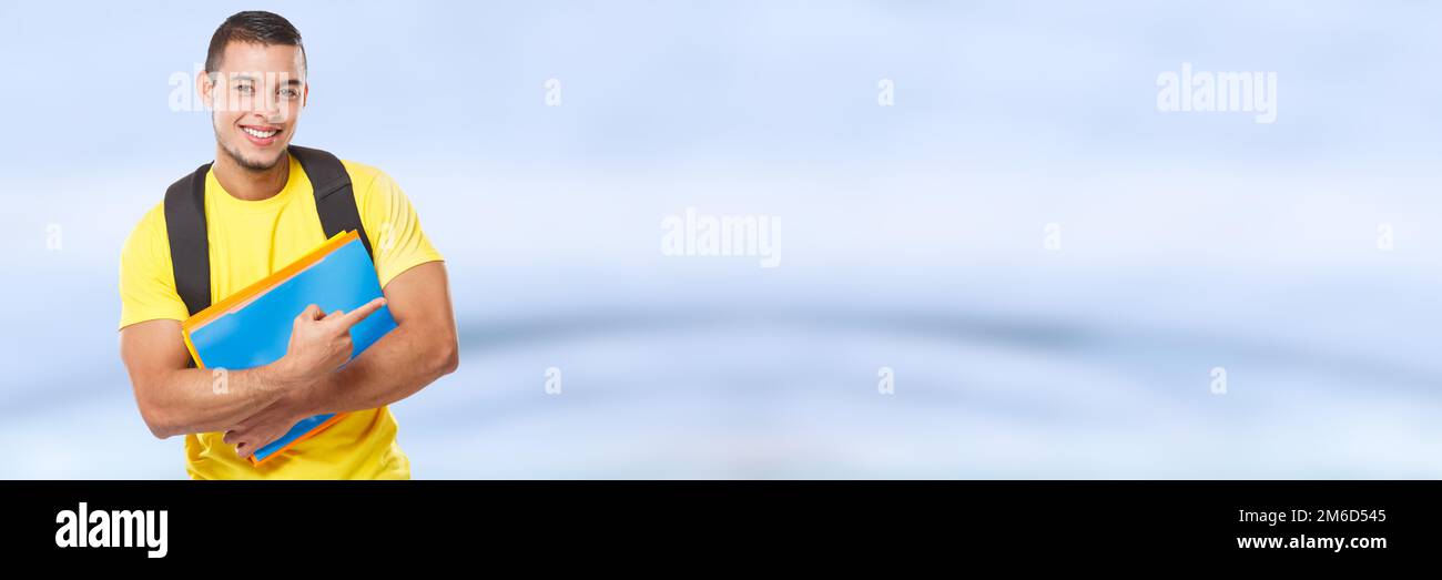 Studentenausbildung mit Zeigebanner, Kopierraum, Werbespot für junge Männer Stockfoto