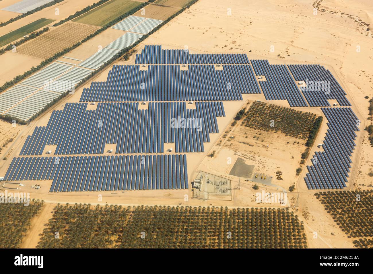 Solarmodule Farm Energiekabel Israel Wüste von oben Stockfoto