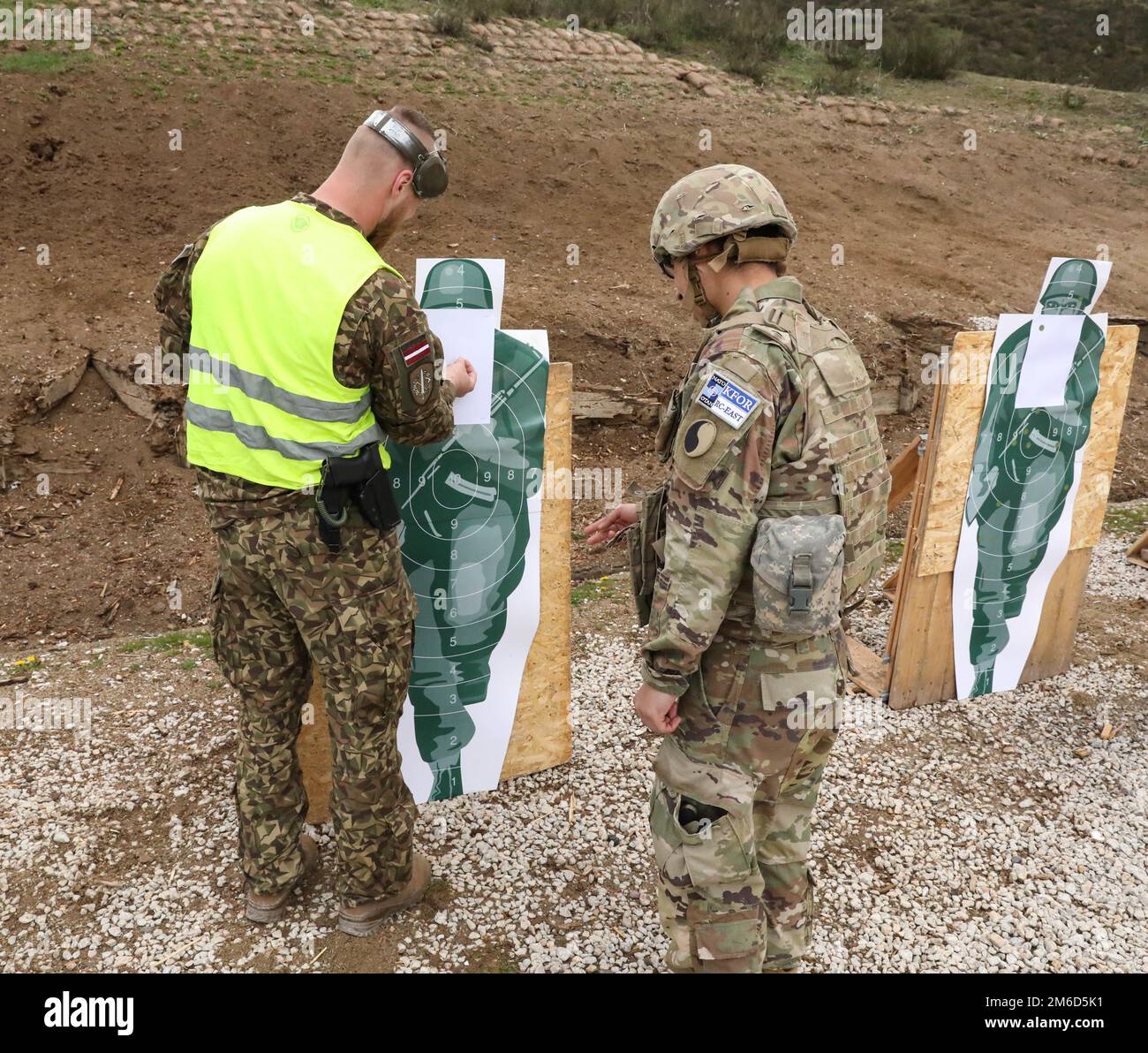 Soldaten des 1. Bataillons der Charlie Company, der 149. Infanterie und Soldaten aus der Republik Lettland führen am 23. April 2022 in der Nähe von Mitrovica, Kosovo, eine Schusswaffenausbildung durch. Intern findet die KFOR-Zusammenarbeit zwischen all unseren geschätzten, truppenstellenden Nationen statt. Stockfoto