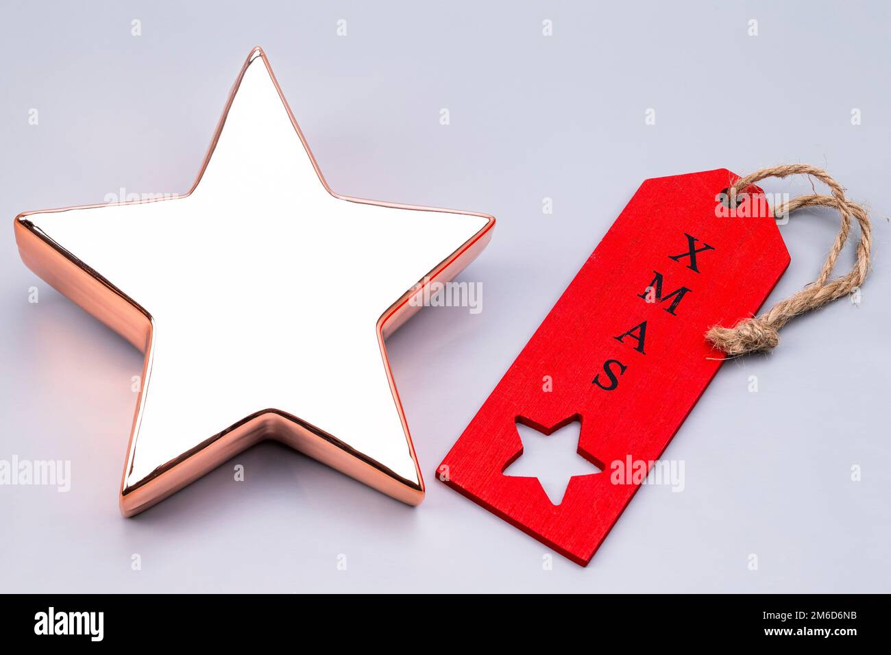 Goldener Weihnachtsstern mit rotem Aufkleber Stockfoto