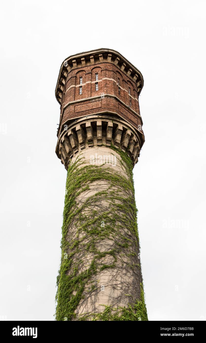 Ein Blick auf eine alte verlassene Ziegel und Beton Wasserturm mit Efeu bewachsen. Sofia, Bulgarien. Stockfoto