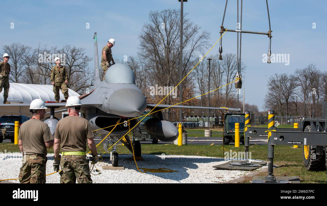 Flugzeuge, die dem 180. Kampfflügel der Ohio Air National Guard zugeteilt sind, bereiten die Ausrüstung vor, um eine F-16 Fighting Falcon während des Crash Damaged/Deaktivied Aircraft Recovery Trainings am 23. April 2022 in Swanton, Ohio, zu heben. Eine realistische Ausbildung setzt voraus, dass verschiedene Gruppen zusammenarbeiten, falls ein Flugzeug abstürzt oder behindert wird. Stockfoto