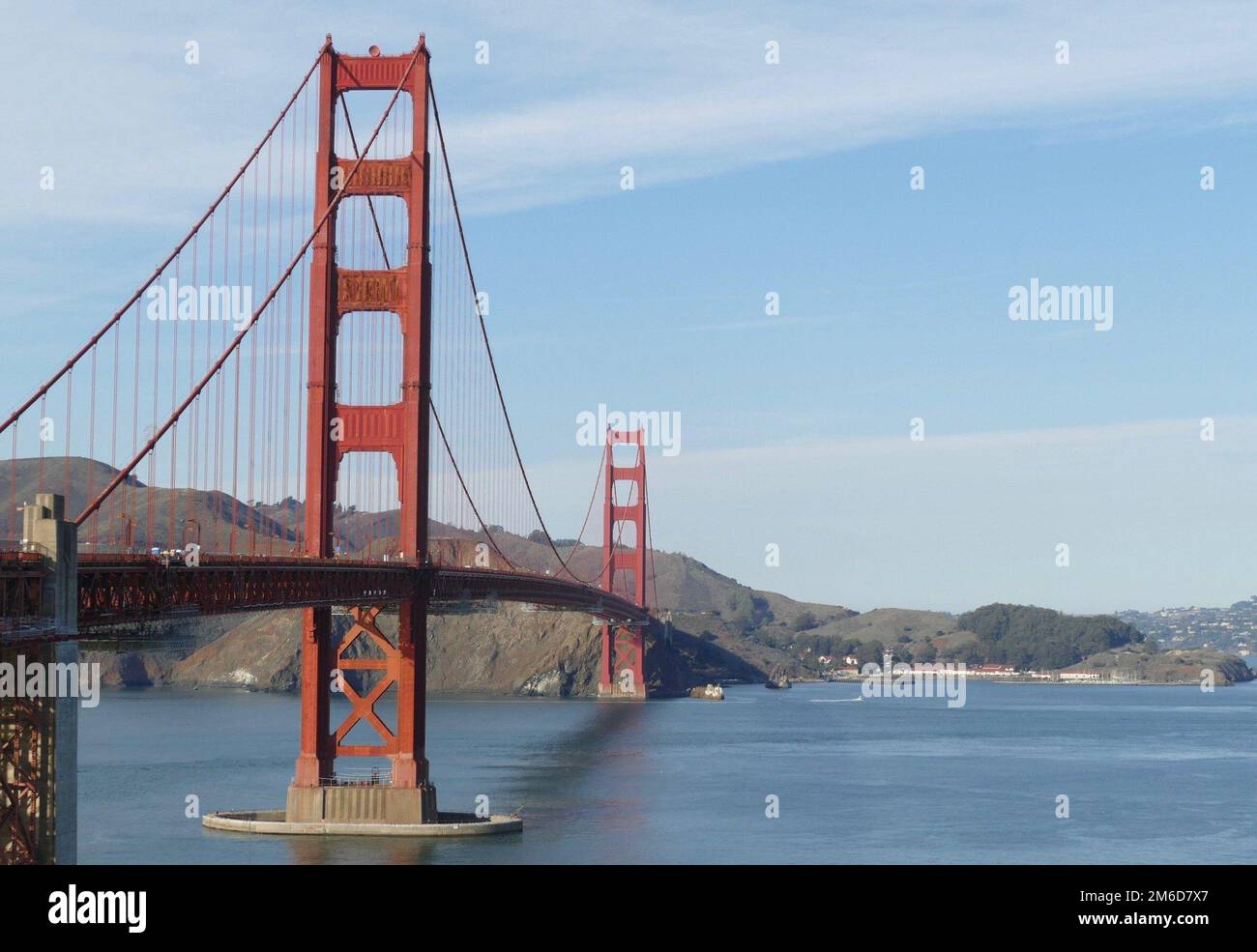 San Francisco, USA. 14. Dezember 2022. Majestätisch erstreckt sich die Golden Gate Bridge majestätisch über das „Golden Gate“, den Eingang zur San Francisco Bay. Als im Januar 1933 - vor 90 Jahren - der Boden gebrochen wurde, zweifelten viele an dem ehrgeizigen Projekt. Die Bauarbeiten sind heute noch im Gange. (Zu dpa-Korr „Bold Technology in orange-Red - Construction of the Golden Gate Bridge before 90 years“ - Wiederholung vom 31. Dezember 2022) Kredit: Barbara Munker/dpa/Alamy Live News Stockfoto