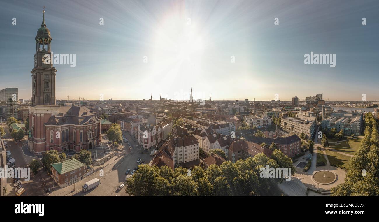 Panorama der Neustadt in Hamburg mit St. Michaeliskirche und Elbphilharmonie Stockfoto