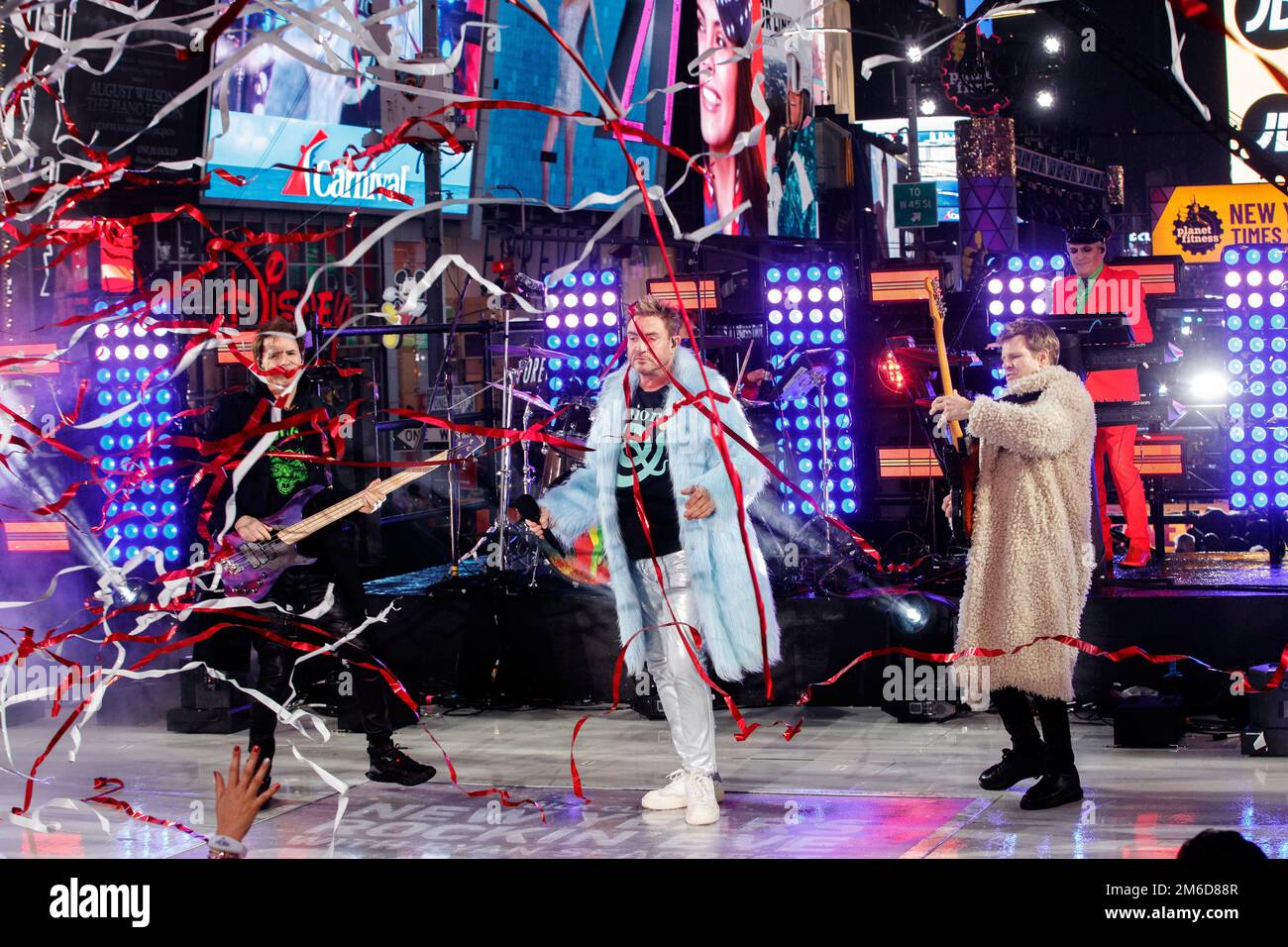 DURAN Duran Leadsänger Simon Le Bon tritt am 31. Dezember 2022 mit der Band während der Silvesterfeier am 2023 Times Square in New York auf Stockfoto