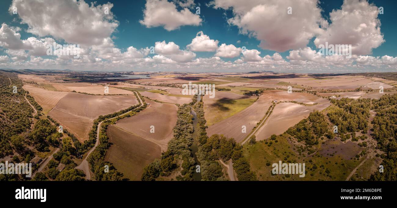 Luftaufnahme auf eine Landschaft in Spanien/Andalusien bei schönem Wetter Stockfoto