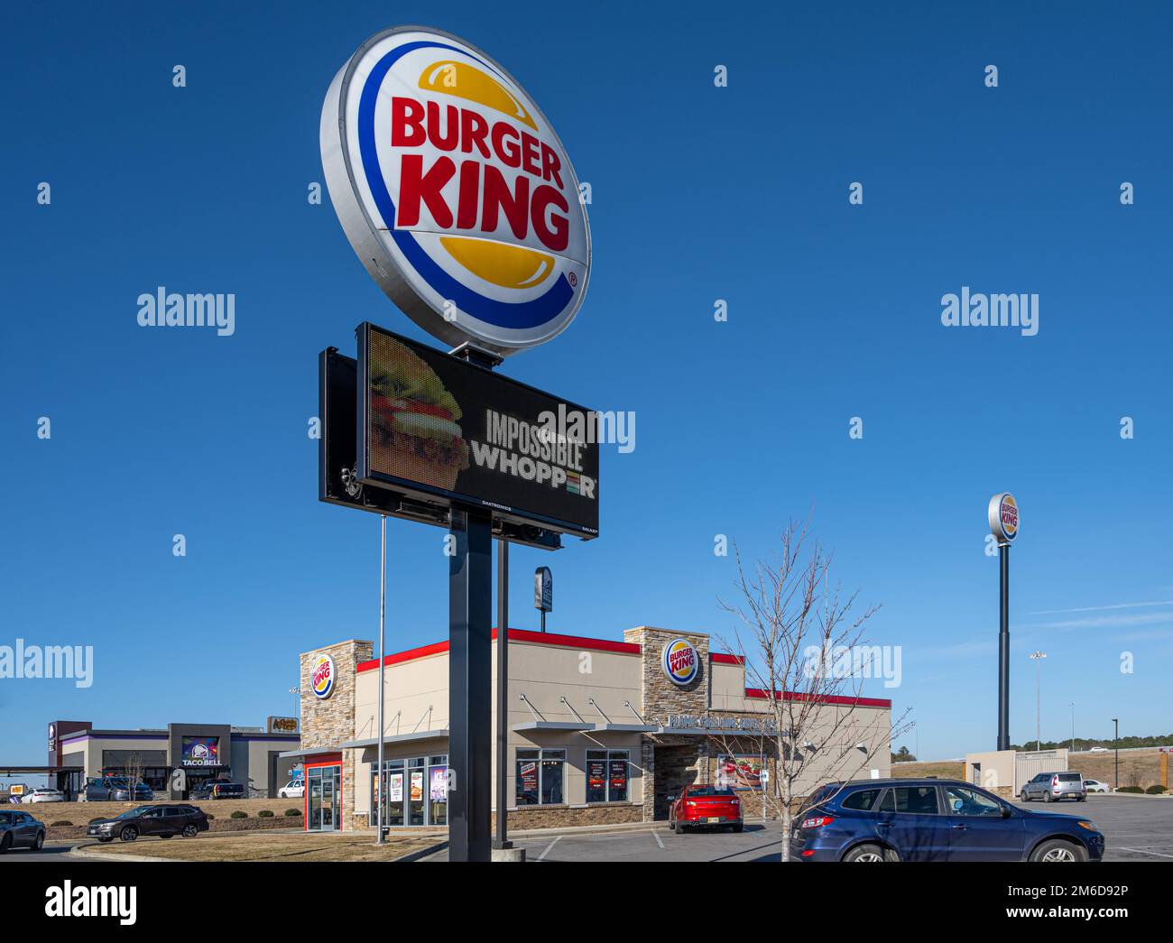 Burger King Fast Food Restaurant mit Beschilderung und Impossible Whopper, einer pflanzlichen Fleischalternative zu seinem berühmten Whopper Burger. (USA) Stockfoto