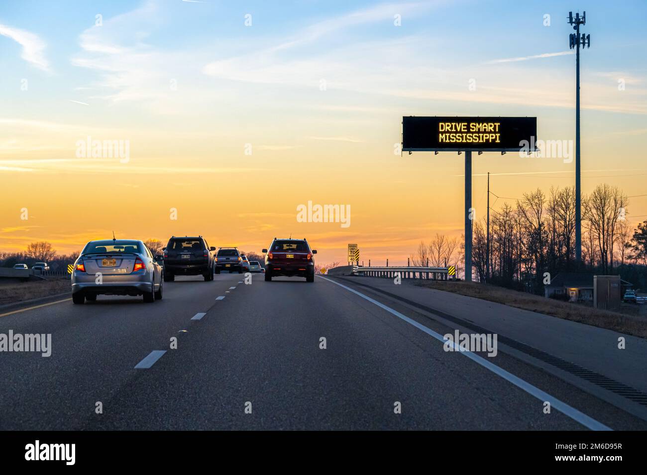 Schild „Drive Smart Mississippi“ auf der I-269 bei Sonnenuntergang in Hernando, Mississippi, südlich von Memphis, Tennessee. (USA) Stockfoto