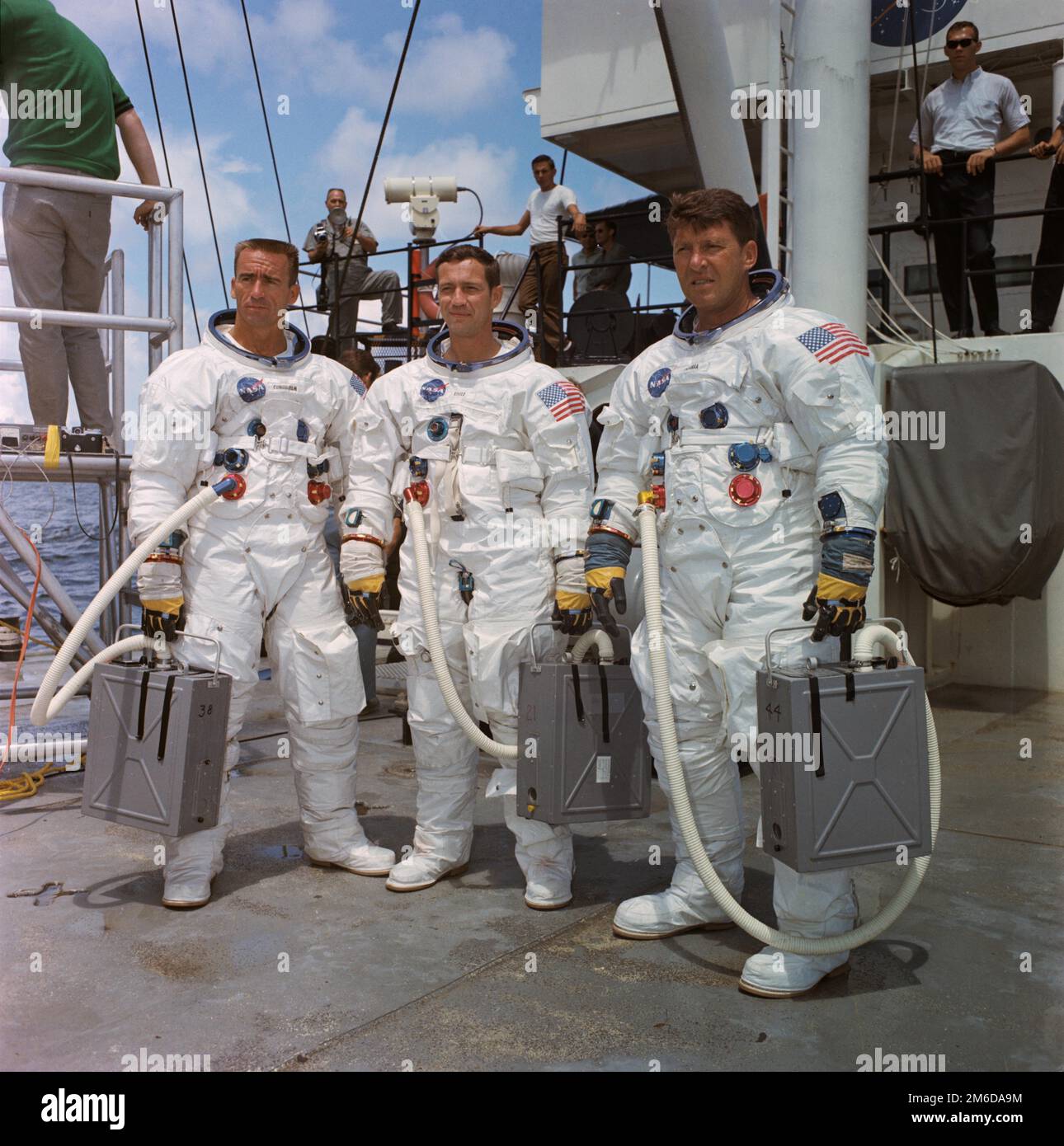 Usa. 3. Januar 2023. August 1968. Die erste Besatzung der ersten bemannten Apollo-Weltraummission, Apollo 7, steht auf dem Deck des NASA-Motorschiffs Retriever, nachdem sie sich für das Wasserauslasstraining im Golf von Mexiko aufgemacht hat. Links nach rechts sind die Astronauten R. WALTER CUNNINGHAM, DONN F. EISELE und WALTER SCHIRRA JR. Walter Cunningham, ein pensionierter NASA-Astronaut und Pilot des ersten Besatzungsflugs im berühmten Apollo-Programm der Weltraumorganisation, starb am frühen Dienstagmorgen im Alter von 90 Jahren. Kredit: NASA/ZUMA Press Wire Service/ZUMAPRESS.com/Alamy Live News Stockfoto