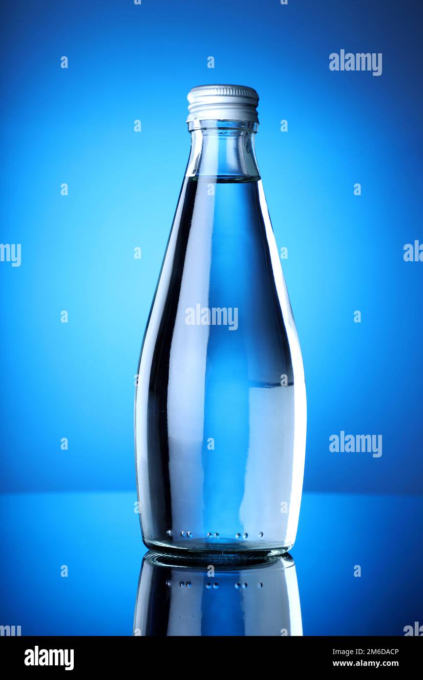 Saubere und Reine Mineralwasserflasche mit blauem Hintergrund Stockfoto