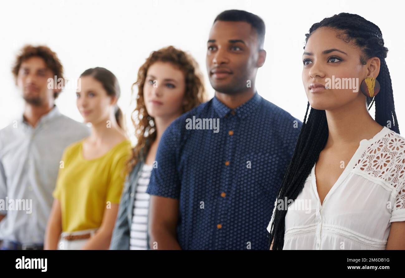 Zukunftsorientiert. Eine Gruppe von Arbeitskollegen vor weißem Hintergrund. Stockfoto