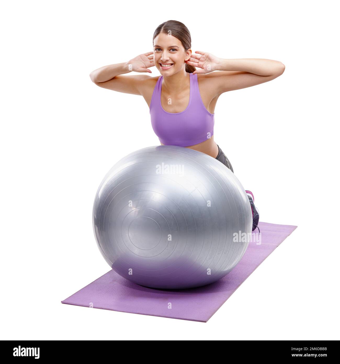 Heute schwitzen, morgen lächeln. Eine schöne junge Frau, die Übungen auf ihrem Fitnessball macht. Stockfoto