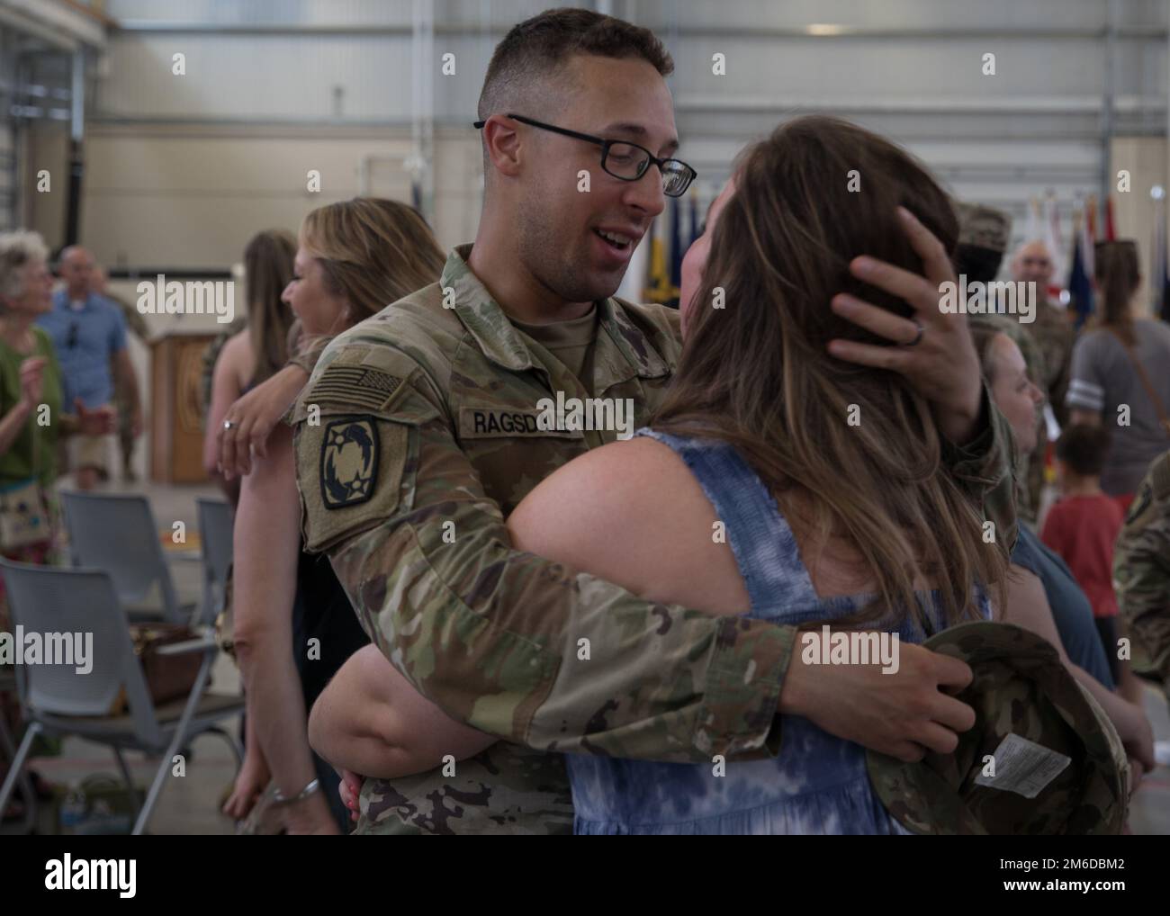 FORT HOOD, TEXAS – USA Jonathan Ragsdale vom 1. Bataillon 44. Air Defense Artillery Regiment begrüßt seine Frau, nachdem sie vom Einsatz in Fort Hood, Texas, am 24. April 2022 zurückgekehrt ist. Eine der 1-44 Missionen der ADA war die Verteidigung vor taktischen ballistischen Raketen, Marschflugkörpern und bedrohlichen Flugzeugen. Stockfoto