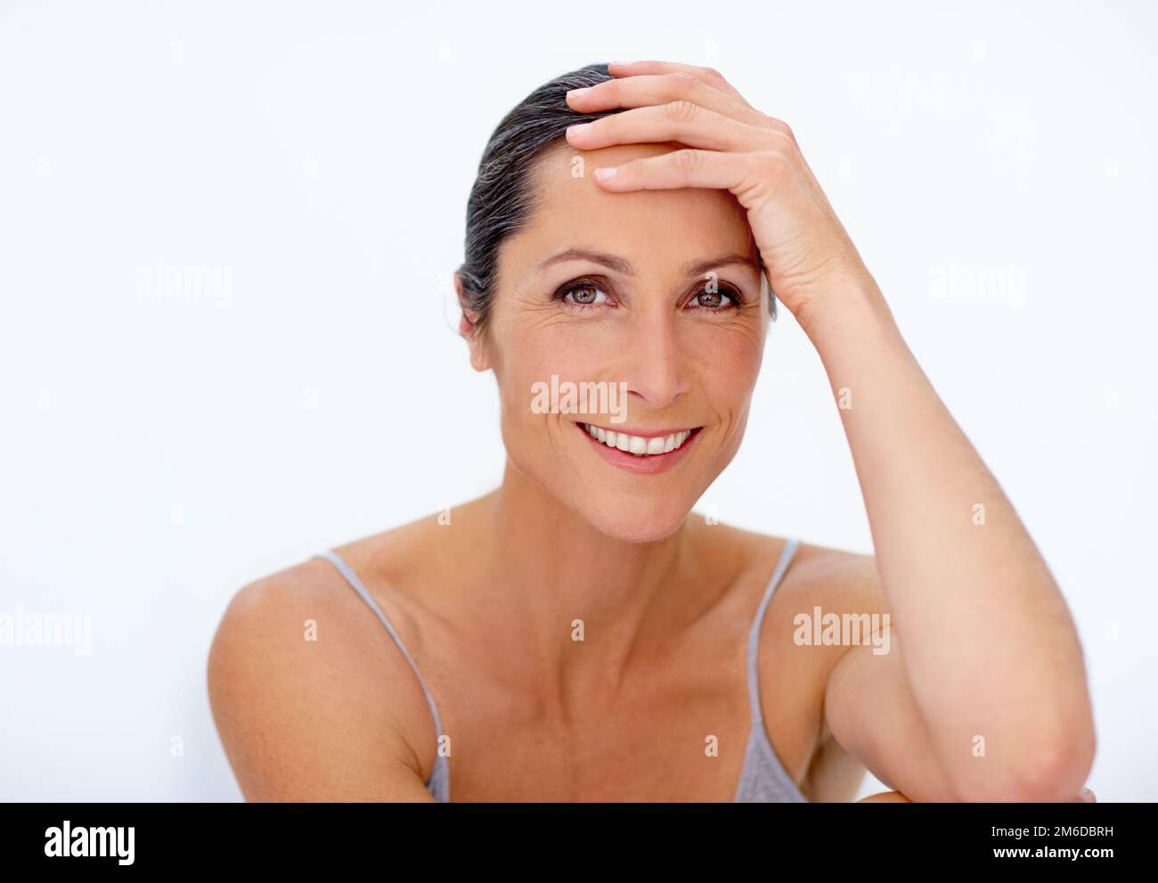 Sie trägt ihre Schönheit ins mittlere Alter. Porträt einer schönen, reifen Frau, die im Studio posiert. Stockfoto