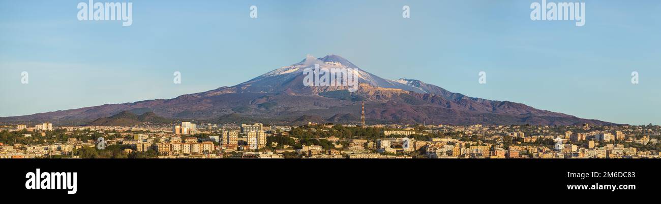 Der schneebedeckte Vulkan Ätna und das Stadtzentrum von Catania bei Sonnenaufgang, vom Aussichtspunkt in Sizilien, Italien Stockfoto