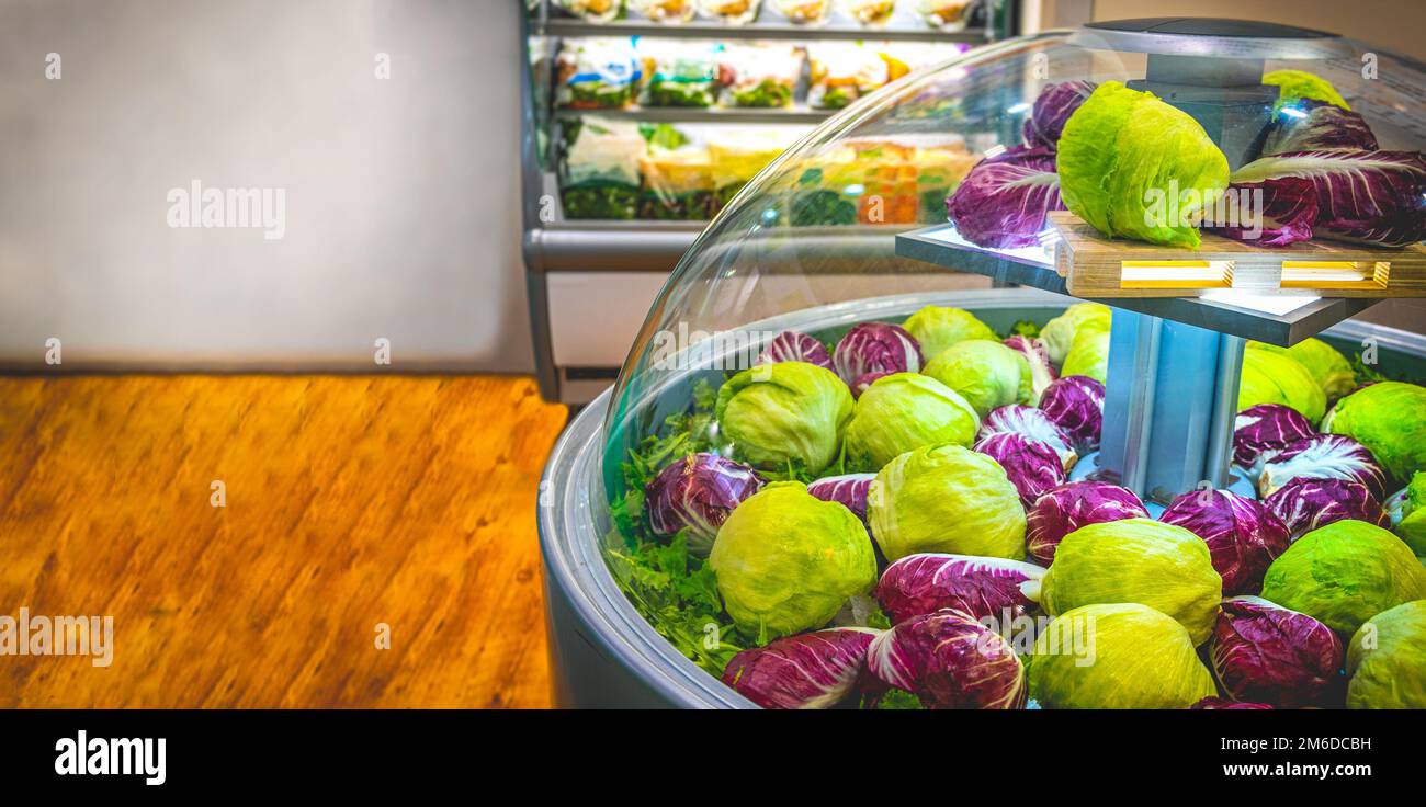 Gemüsemarkt, Kühlschrank, Salatsalat im horizontalen Hintergrund des Supermarkts Stockfoto