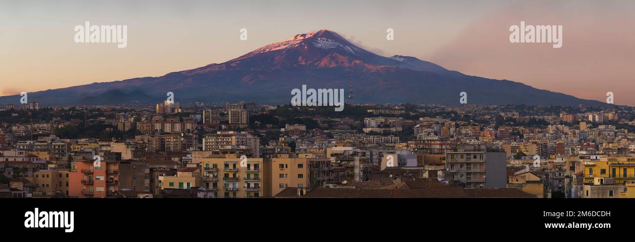 Der schneebedeckte Vulkan Ätna und das Stadtzentrum von Catania bei Sonnenuntergang, vom Aussichtspunkt in Sizilien, Italien Stockfoto