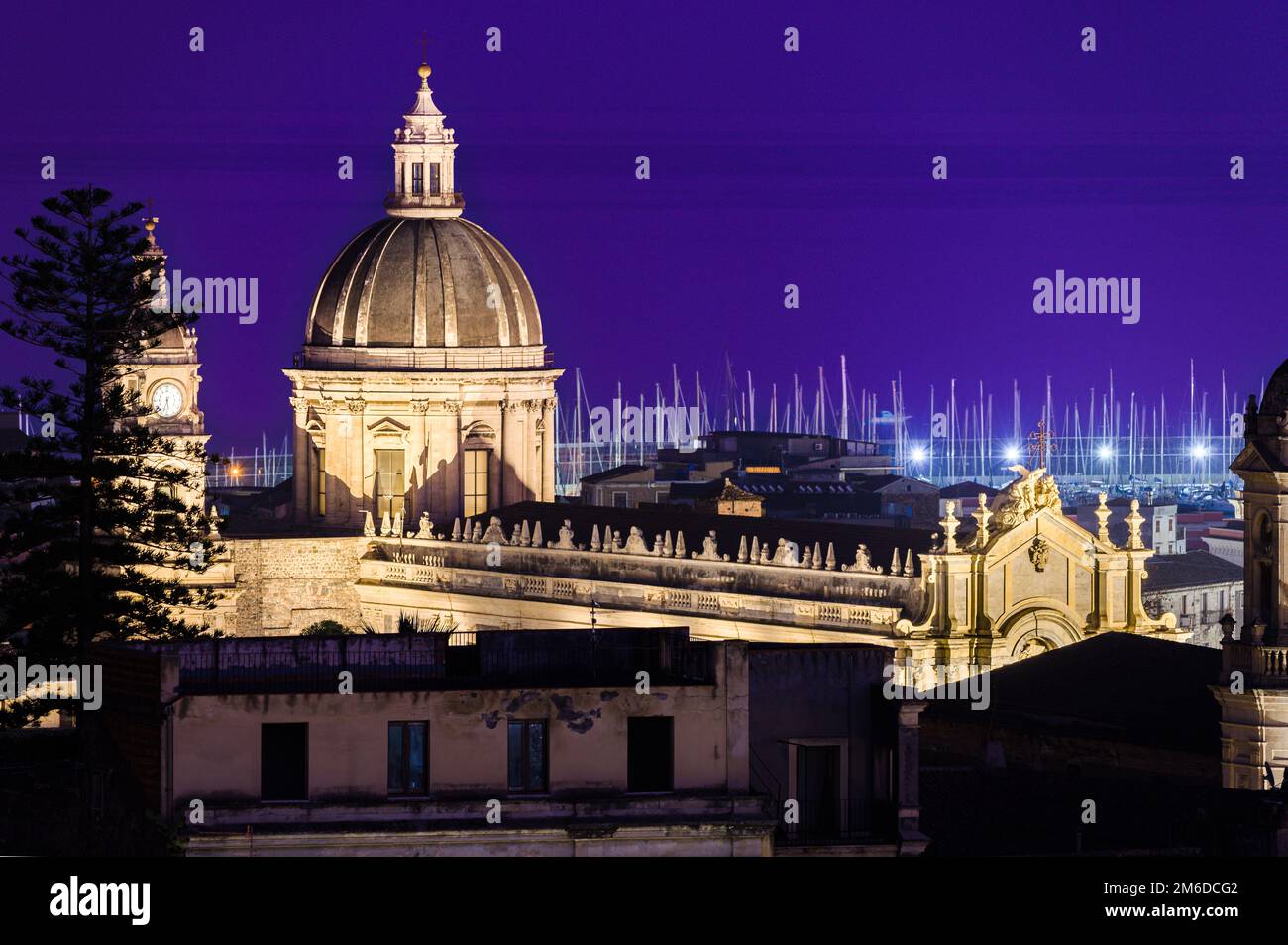 Luftaufnahme der Kathedrale Sant Agata bei Nacht, einer barocken Kirche in Catania, Sizilien, Italien Stockfoto